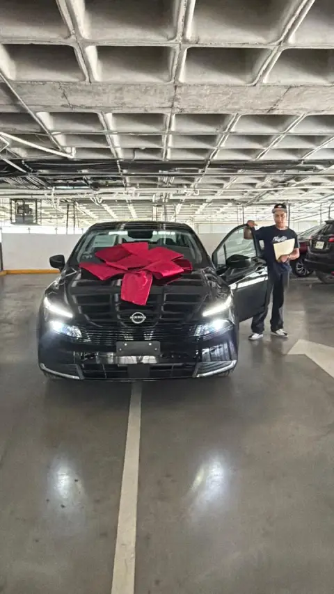 Cliente de Zudeen Motors recibiendo su Nissan