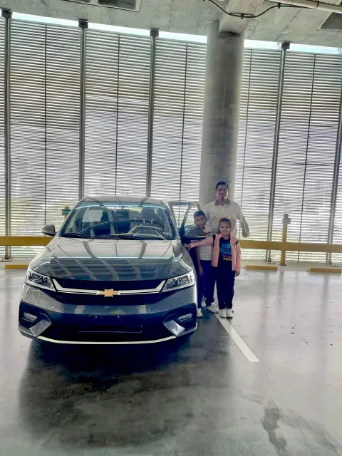 Cliente de Zudeen Motors recibiendo su Chevrolet