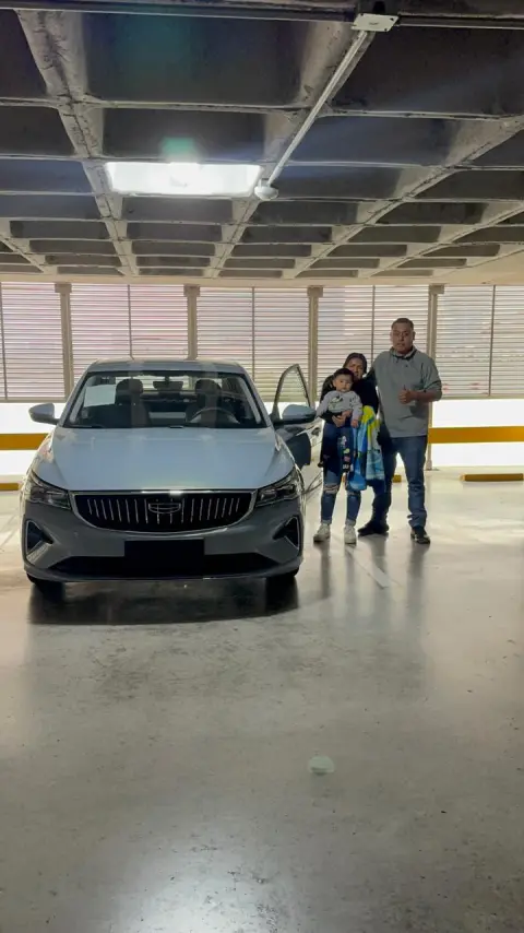Cliente de Zudeen Motors recibiendo su Geely
