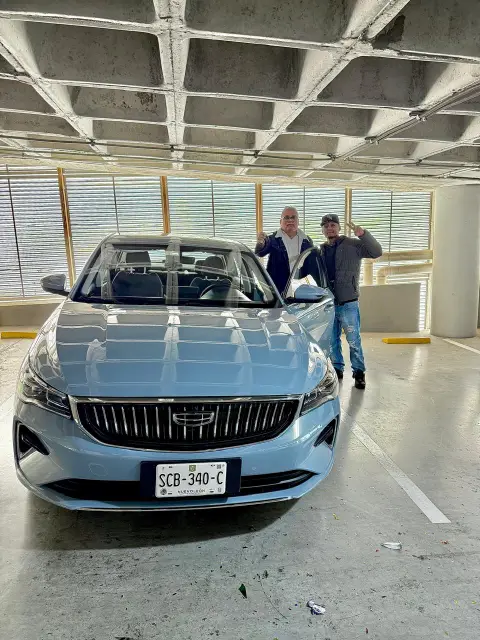 Cliente de Zudeen Motors recibiendo su Geely