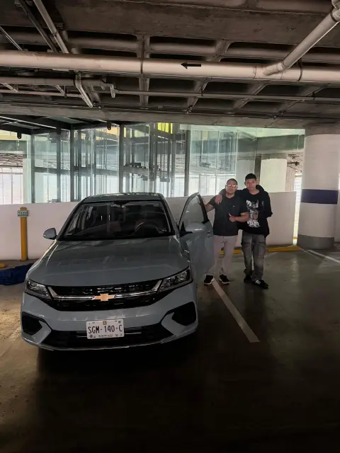 Cliente de Zudeen Motors recibiendo su Chevrolet