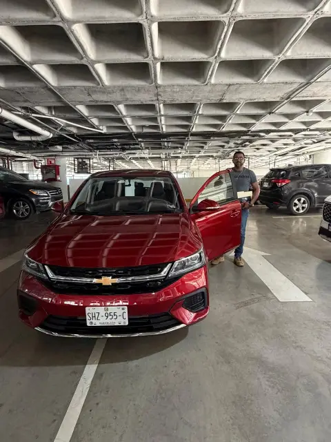 Cliente de Zudeen Motors recibiendo su Chevrolet