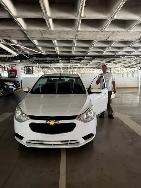 Cliente de Zudeen Motors recibiendo su Chevrolet