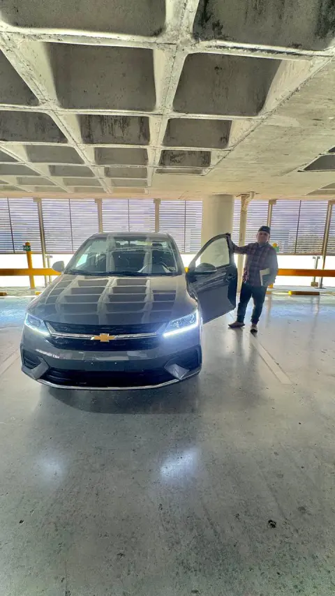 Cliente de Zudeen Motors recibiendo su Chevrolet